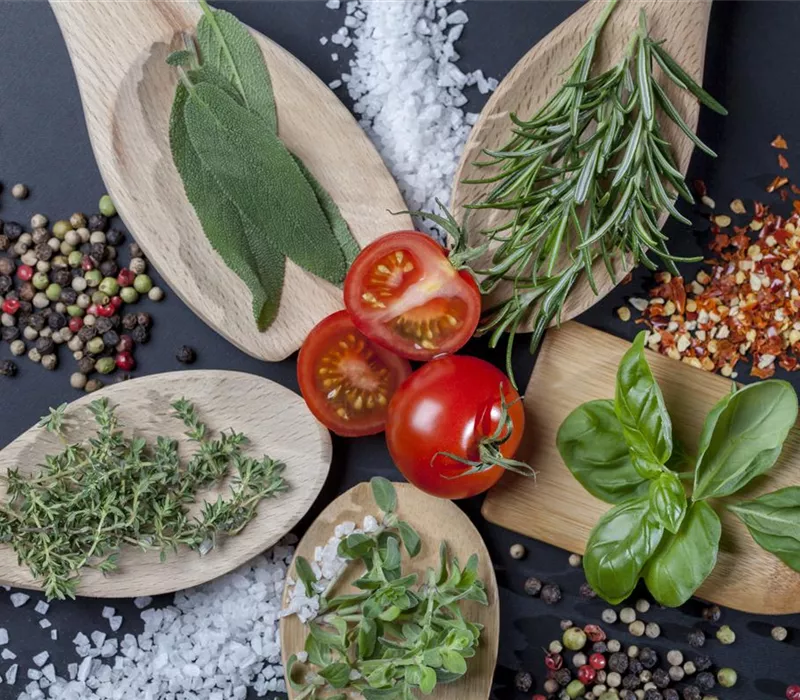 Küchenkräuter schmecken frisch von der Fensterbank am besten Küchenkräuter schmecken frisch von der Fensterbank am besten
