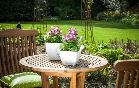 Wohnen im Grünen – so schafft man eine Gartenoase